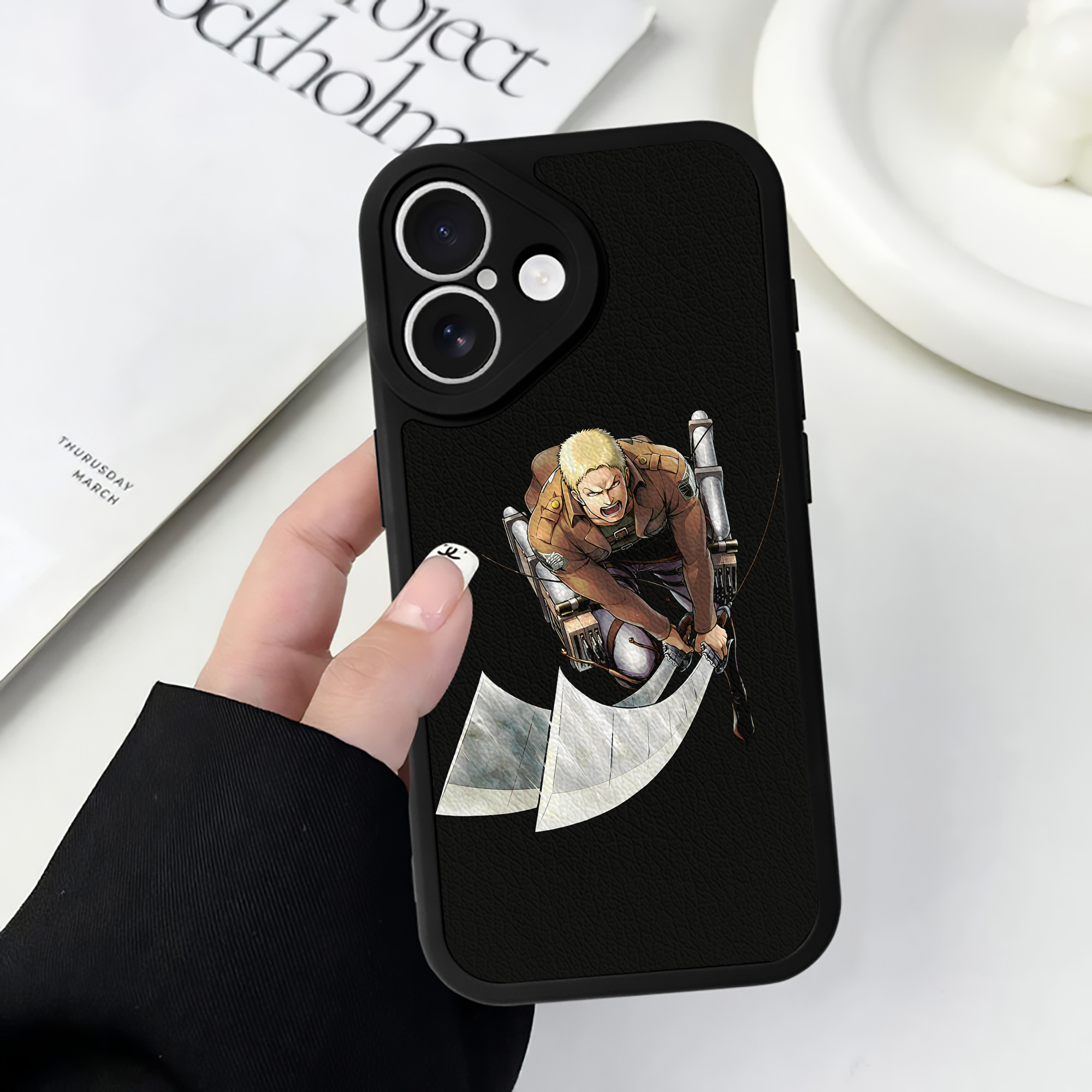 （画像用） 進撃の巨人 ライナー・ブラウン Attack on Titan Reiner Braun 【iPhone 16シリーズ対応】シリコンスマホケース（レザー調） 材質：シリコン
